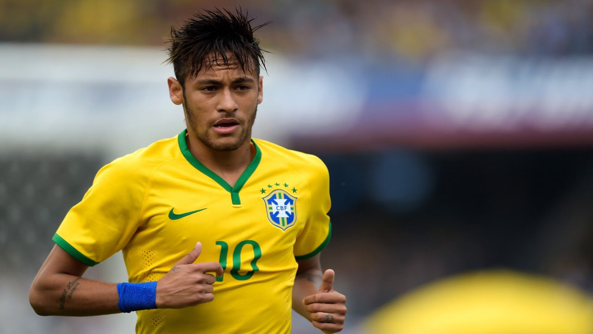 冠军赛终场哨响,球员泪洒赛场写下难忘瞬间,冠军被推出赛道